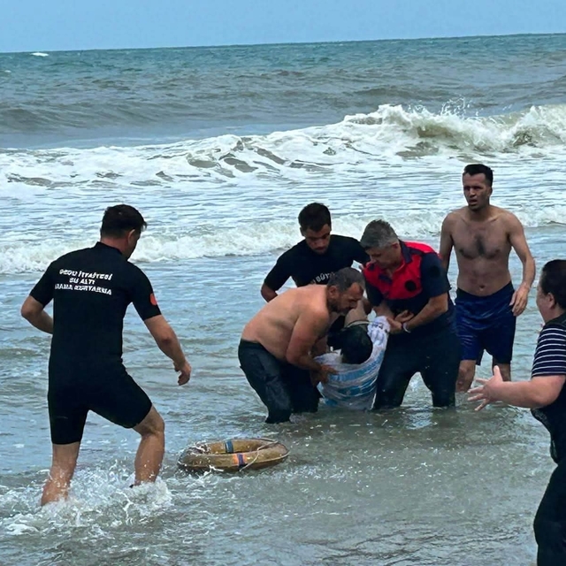 Ordu'da yasağa rağmen denize giren 2 kardeş boğulma tehlikesi geçirdi