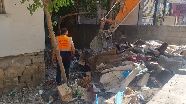 Siirt'te bir evden 2 kamyon çöp çıkarıldı