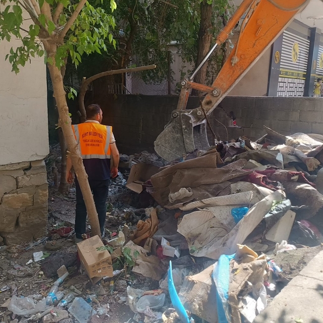 Siirt'te bir evden 2 kamyon çöp çıkarıldı