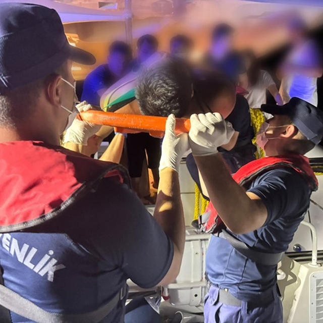 Özel teknesinde rahatsızlanan vatandaşa Sahil Güvenlikten tıbbi tahliye