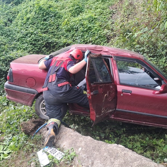 Ordu'da otomobil bahçe duvarına çarptı: 2 yaralı