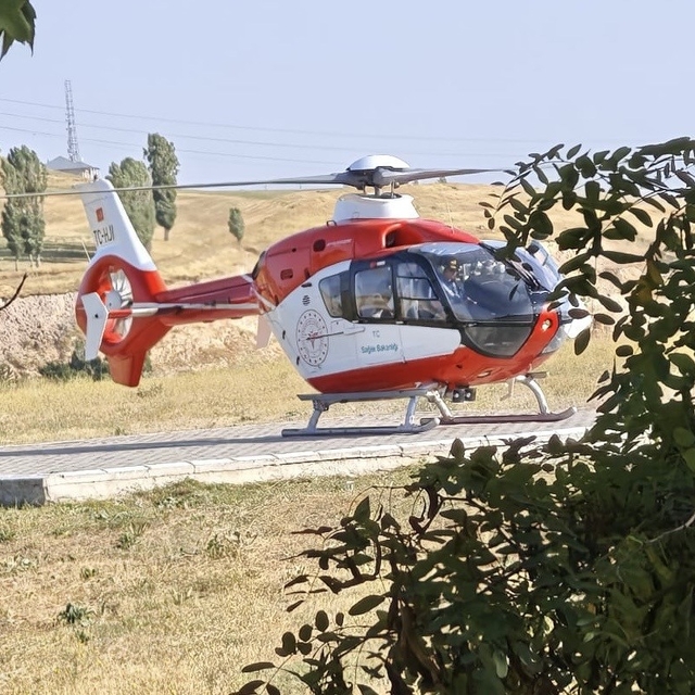 Erciş'ten Erzurum'a helikopter ambulansla entübe hasta nakli