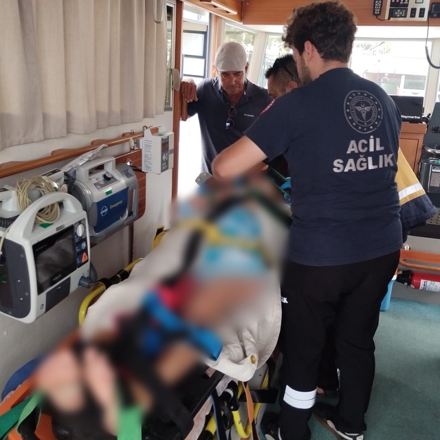 Tekneden düşen turist hastaneye kaldırıldı