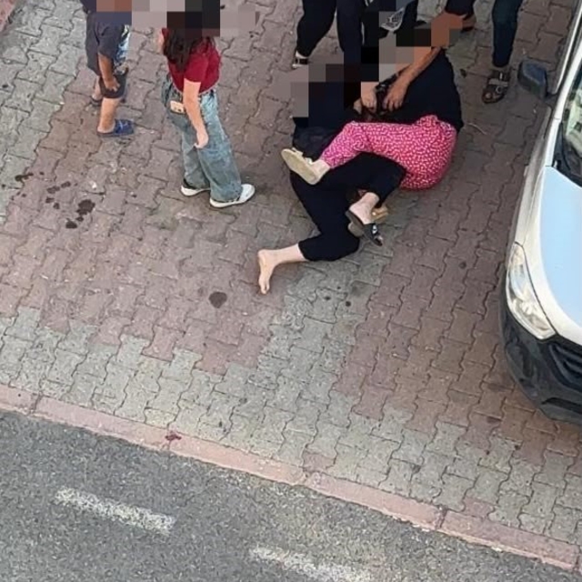 Kayseri'de iki kadının saç başa kavgası kamerada
Çocuklarının ağlayışlarına...