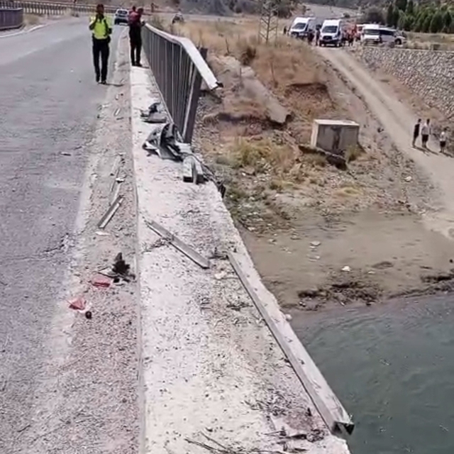 Otomobil, Göksu Çayı'na düştü: Bariyer parçasının isabet ettiği çocuk yaral...