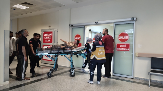 Merdivenlerden yuvarlanarak yaralandı