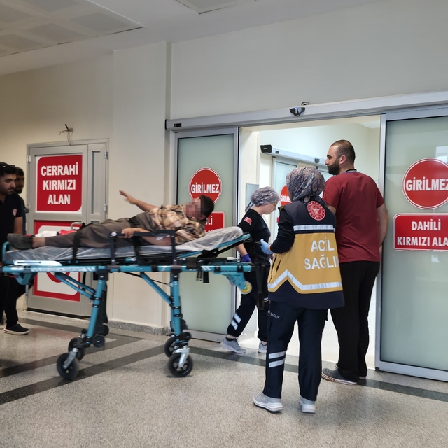 Merdivenlerden yuvarlanarak yaralandı