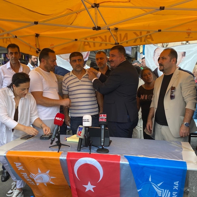 AK Parti Konak'ta 25. kuruluş yılında 500 yeni üye