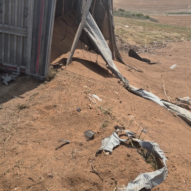 Uzunköprü'de buğday yüklü kamyon devrildi: 1 yaralı