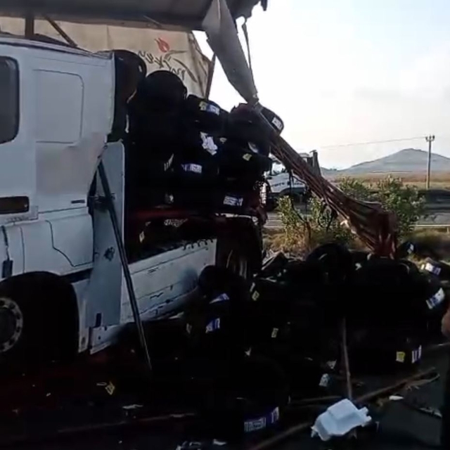 Emniyet şeridinde duran TIR'a arkadan başka bir TIR çarptı: 2 yaralı