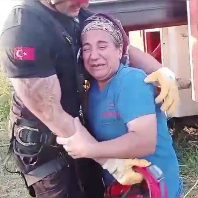 Kuyuya düşen ineği itfaiye kurtardı, sahibi ekiplere sarılıp gözyaşı döktü