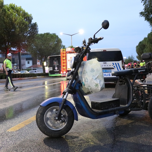 Devrilen motosiklet sürücüsü otobüsün altında kaldı: 1 ölü