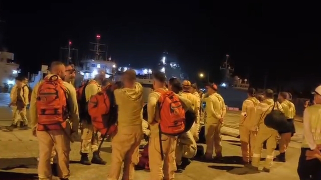 Marmaris'te arazözler çıkarma gemileriyle bölgeye gidiyor
Muğla Valisi Akbıyık: "Çıkarma gemilerimiz arazözlerimizi yangın sahasına intikal ettirdiler"