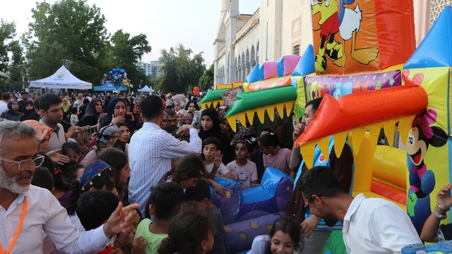 Adana'da cami avlusu çocuklarla renklendi
