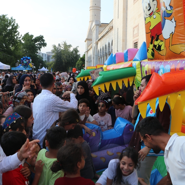 Adana'da cami avlusu çocuklarla renklendi
