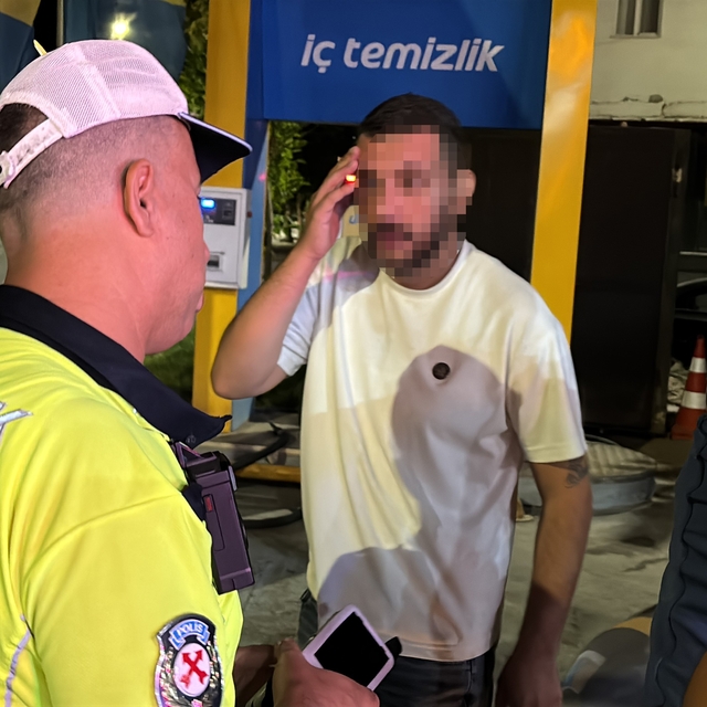 Park halindeki araca çarpıp kaçan alkollü sürücü kovalamaca sonucu yakaland...