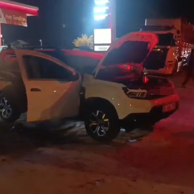 Yüksekova'da seyir halindeki araç alev aldı: Sürücü ve çocukları ölümden dö...
