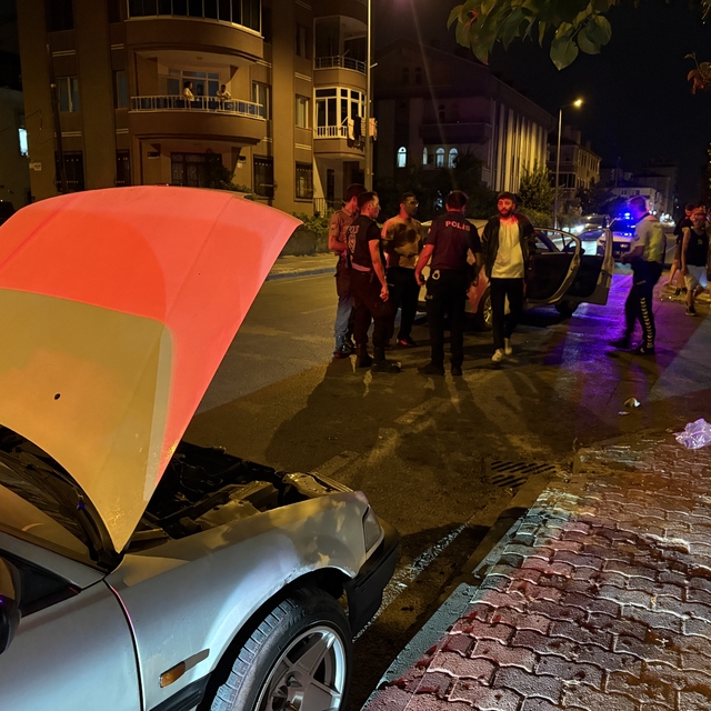 Otomobillerin çarpıştığı kazada sürücülerden biri firar etti: 1'i çocuk, 2...