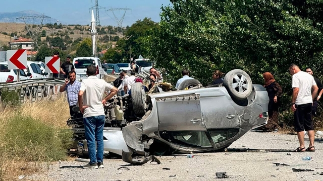Kastamonu'da bariyerlere çarpan otomobil takla attı: 6 yaralı