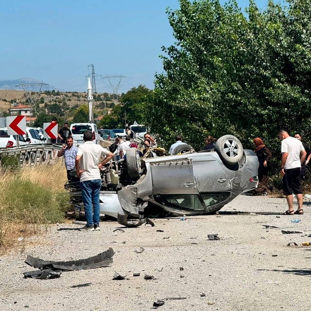 Kastamonu'da bariyerlere çarpan otomobil takla attı: 6 yaralı