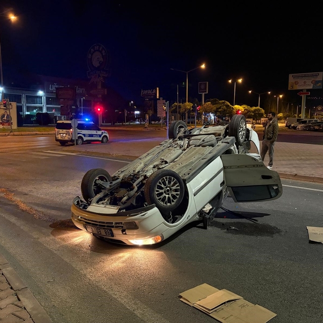 Kamyonla çarpışan otomobil takla attı