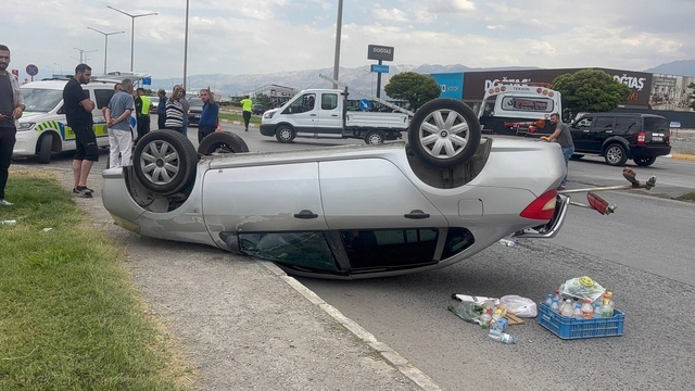 Erzincan'da otomobil takla attı: 2 yaralı