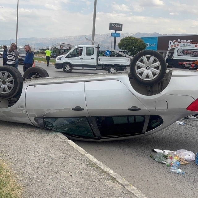 Erzincan'da otomobil takla attı: 2 yaralı