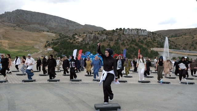 Erzincanlı kadınlar Ergan Dağı'nda step aerobikle buluştu