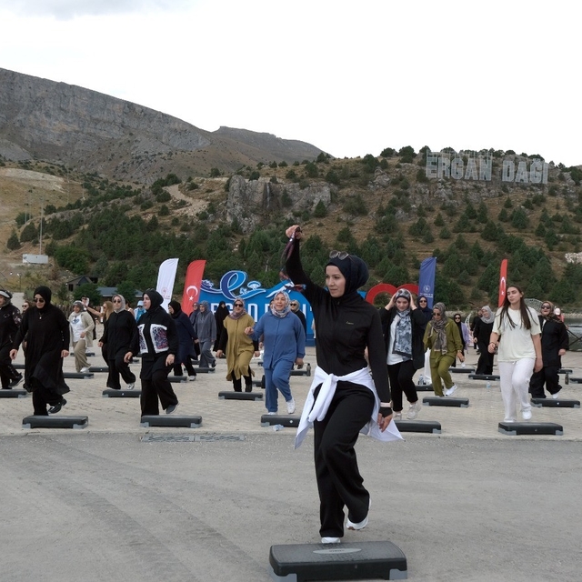 Erzincanlı kadınlar Ergan Dağı'nda step aerobikle buluştu