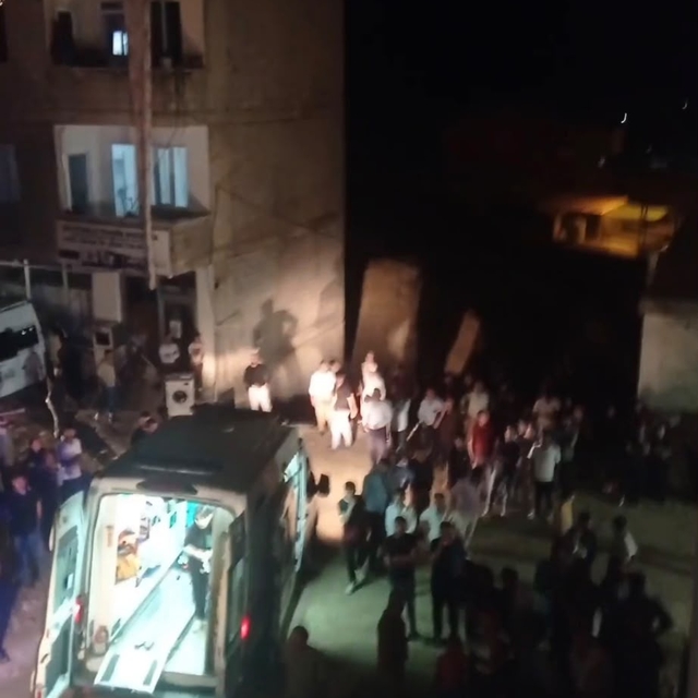 Merdivenli sepetle balkondan evine girmeyen çalışan uzman çavuş, itfaiye ar...