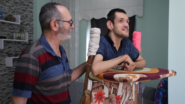 Bir babanın ömürlük nöbeti
Oğlu büyüdü, baba vazgeçmedi: 26 yıldır kendi elleriyle hayatını kolaylaştırıyor