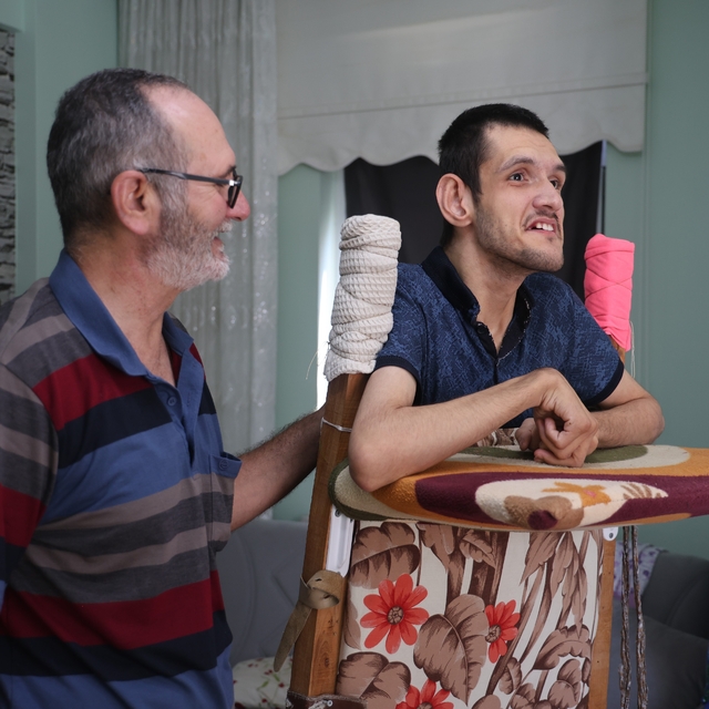 Bir babanın ömürlük nöbeti
Oğlu büyüdü, baba vazgeçmedi: 26 yıldır kendi el...