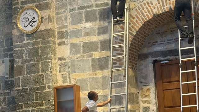 Trabzon Ayasofya hat yazıları ile bezendi
İsmi Celal ve İsmi Nebi ile 4 büyük Halife'nin isimlerinin hatları, tarihi yapıya cami ruhunu yeniden kazandırdı