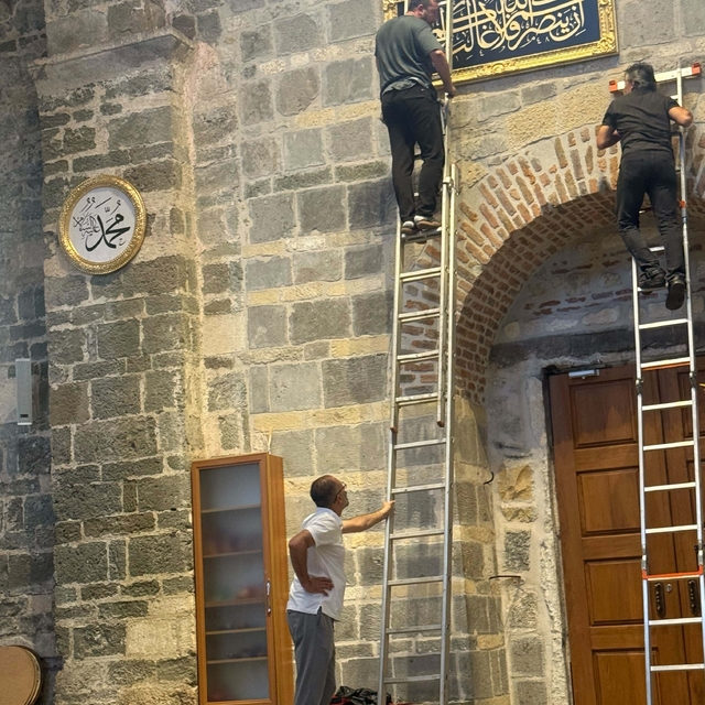 Trabzon Ayasofya hat yazıları ile bezendi
İsmi Celal ve İsmi Nebi ile 4 büy...