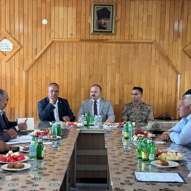 Arpaçay Kaymakamı Güvenç, köy ziyaretlerinde vatandaşların taleplerini dinl...