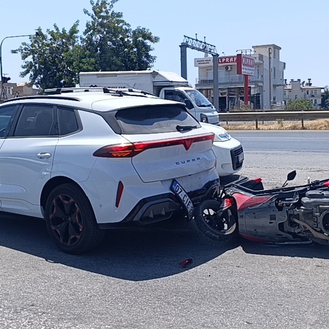 Yolda aniden duran araca motosiklet çarptı