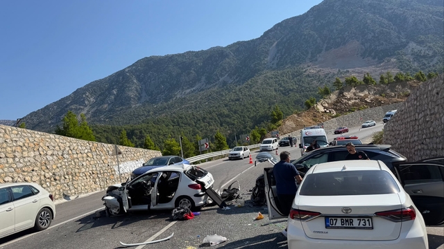 Karşı şeride geçip 3 araca çarptı: 4 yaralı
Demirkapı Tünel çıkışında 4 araçlı zincirleme kaza