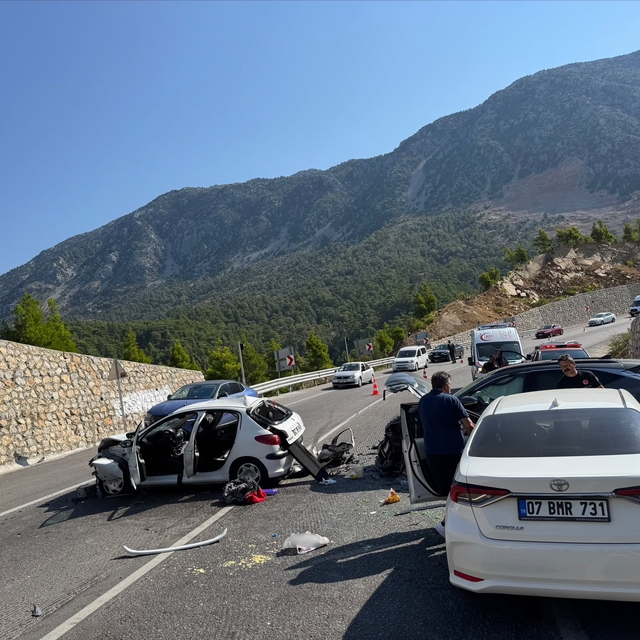 Karşı şeride geçip 3 araca çarptı: 4 yaralı
Demirkapı Tünel çıkışında 4 ara...