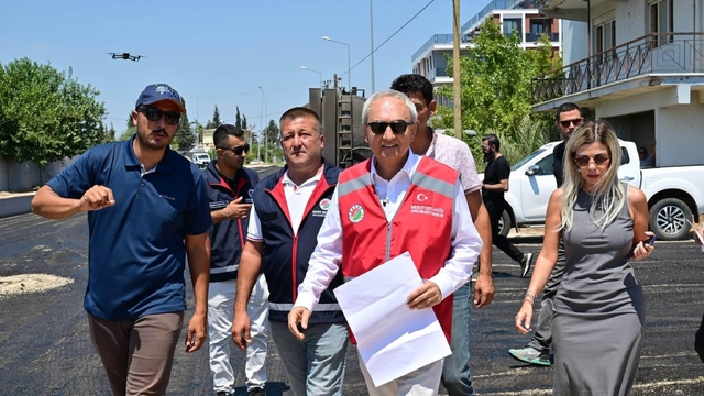 Altınova'da 4 mahalleyi birbirine bağlayan caddeye sıcak asfalt