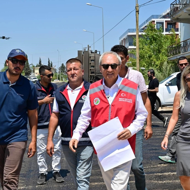 Altınova'da 4 mahalleyi birbirine bağlayan caddeye sıcak asfalt