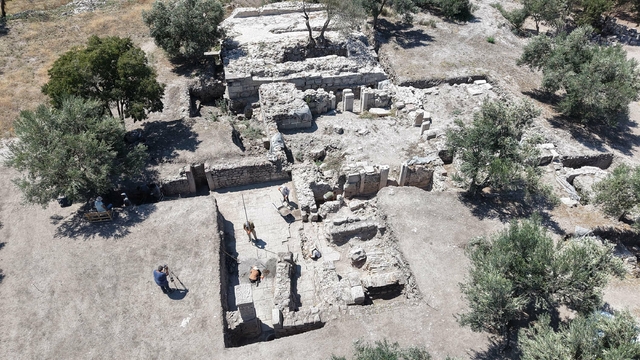 Antik hamamda soğuk su havuzları ve soyunma mekanı gün yüzüne çıkarılıyor