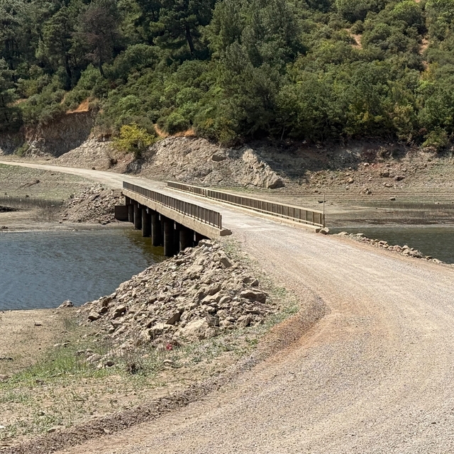 Baraj suları çekildi, köprü ulaşıma açıldı