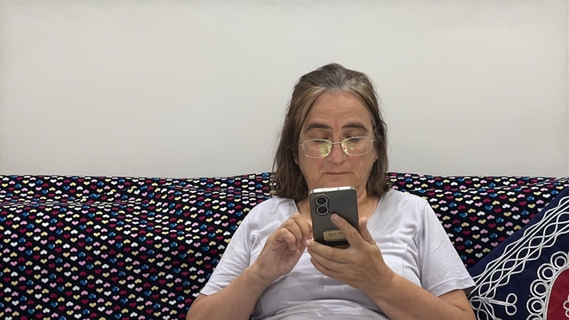 Dolandırıcılar altınlarını aldıkları yaşlı kadına evini de sattırmaya çalıştı
Ev almak için biriktirdiği 2 buçuk milyon lirayı dolandırıcılara kaptırdı
Suna Sakarya: "Beni sabaha kadar uyutmadılar, teyzemin oğlunun cenazesine bile göndermediler"
"Altınları aldıktan sonra bu kez evimi sattırmaya çalıştılar"