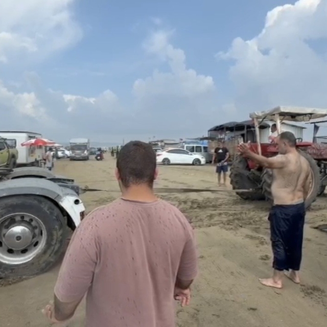 Kuma gömülen tırı iki traktör kurtardı