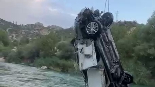 Göksu Çayına düşen araç çıkarıldı