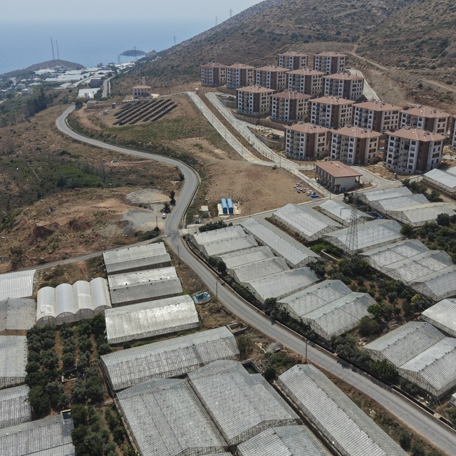Aydıncık'ta bozulan yol yenilendi, ulaşım rahatladı