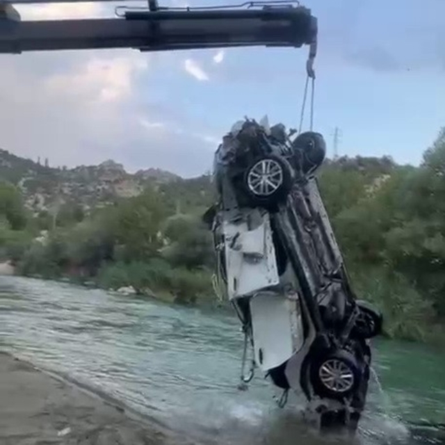 Göksu Çayına düşen araç çıkarıldı