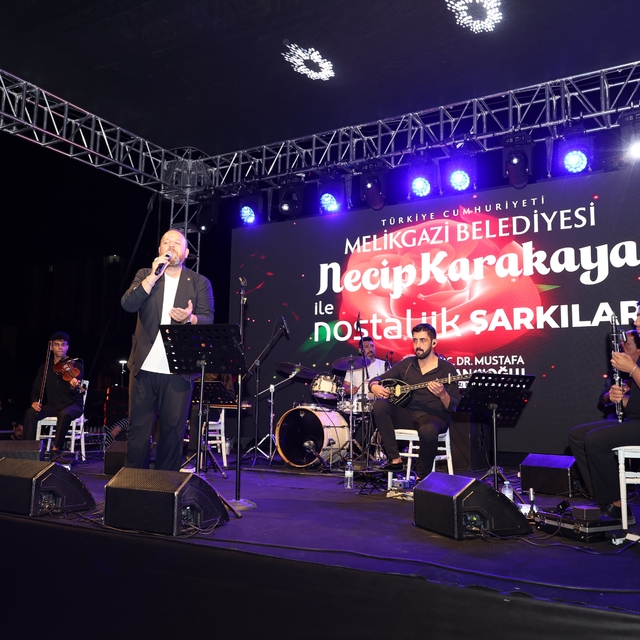 Çarşı Melikgazi'de nostaljik şarkılar gönülleri fethetti