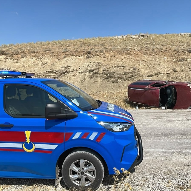 Karaman'da hafif ticari araç devrildi: 1 yaralı