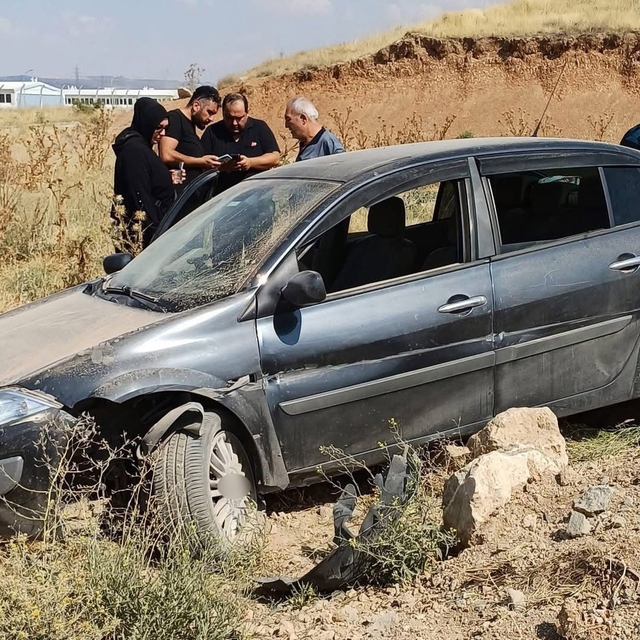 Eskişehir'de kontrolden çıkan otomobil toprak alana girdi